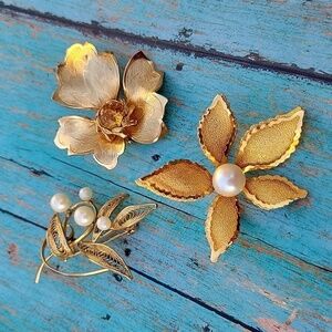 LOT of vintage gold tone floral brooch pin